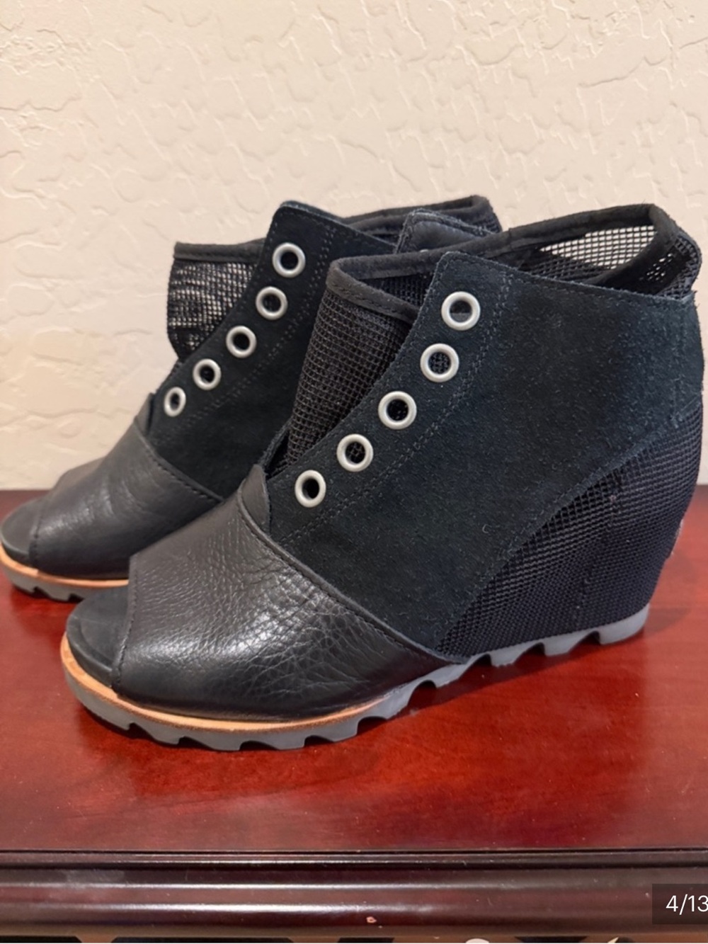 Sorel Joanie Black Leather and Mesh Wedge Ankle Boot Womens Sz 8.5